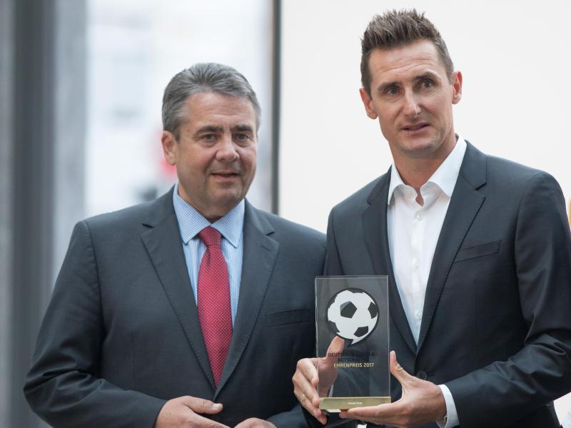 Außenminister Gabriel (l.) verleiht Klose den Ehrenpreis des Vereins Deutscher Fußball Botschafter