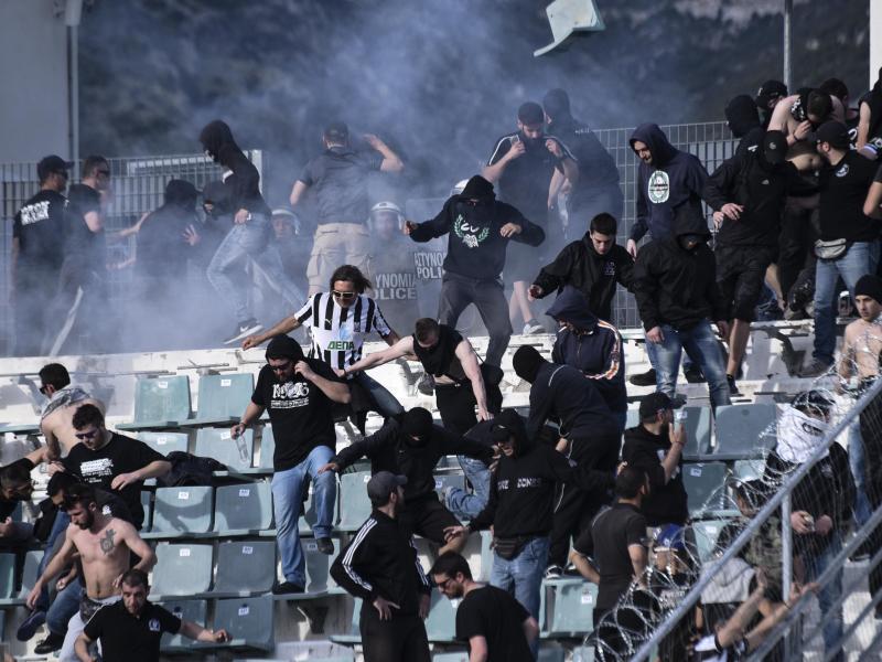 Chaos in Volos: Fans der gegnerischen Mannschaften liefern sich heftige Auseinandersetzungen