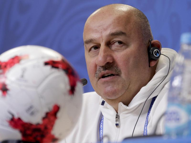 Der russische Nationaltrainer Stanislav Cherchesov trotzt dem Druck der Medien und freut sich auf das Eröffnungsspiel des Confed Cups. Der russische Nationaltrainer Stanislav Cherchesov trotzt dem Druck der Medien und freut sich auf das Eröffnungsspiel des Confed Cups.