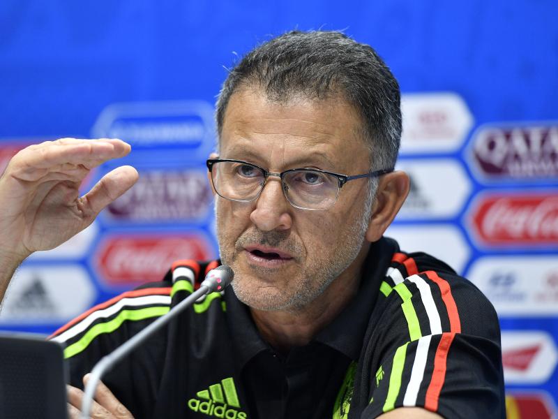 Mexikos Trainer Juan Carlos Osorio verteidigt die Sprechchöre mexikanischer Fans bei einer Pressekonferenz