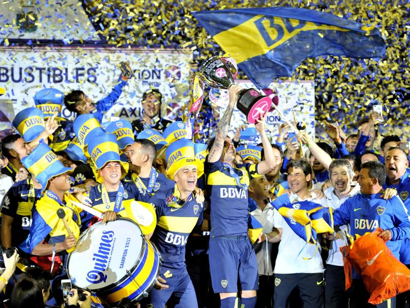 Die Spieler der argentinischen Mannschaft Boca Juniors feiern ihren 32. Meistertitel