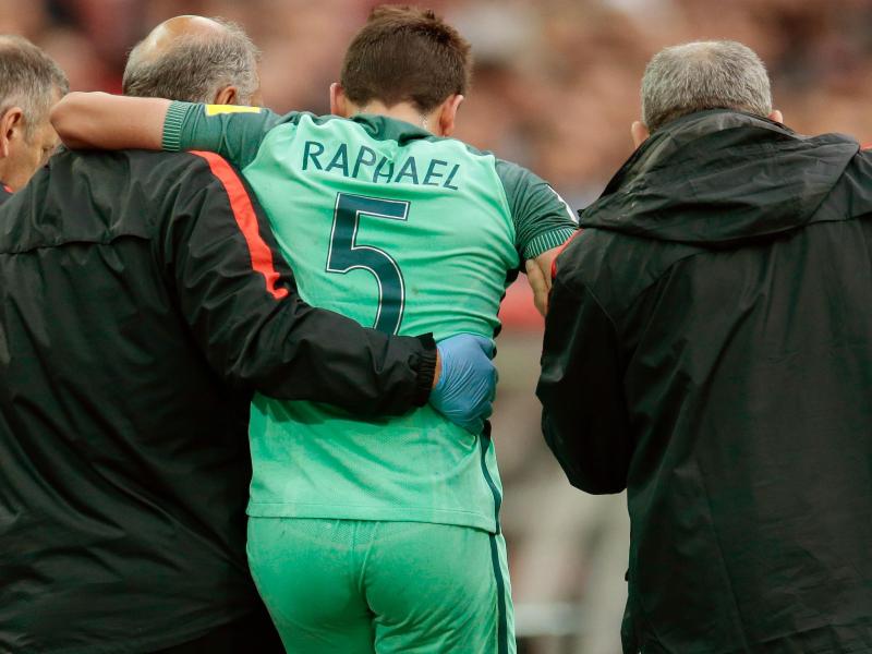 Raphaël Guerreiro (M) hatte sich beim Confed Cup im Auftaktspiel Portugals gegen Mexiko verletzt