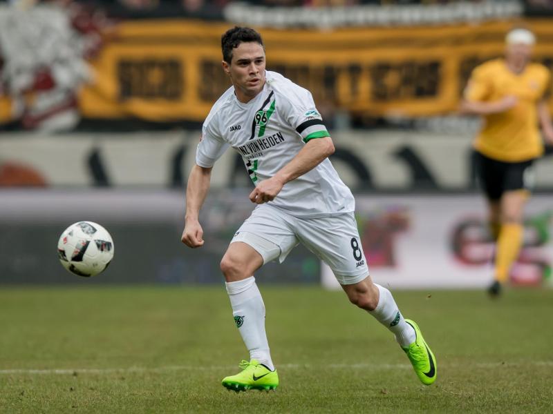 Manuel Schmiedebach spielt auch in der kommenden Saison für Hannover. Manuel Schmiedebach spielt auch in der kommenden Saison für Hannover.