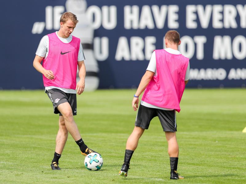 Der lange verletzte Lukas Klostermann (l.) trainiert wieder Der lange verletzte Lukas Klostermann (l.) trainiert wieder