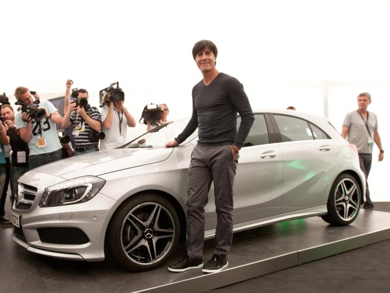 Wie lange posiert Joachim Löw noch vor Mercedes-Modellen?