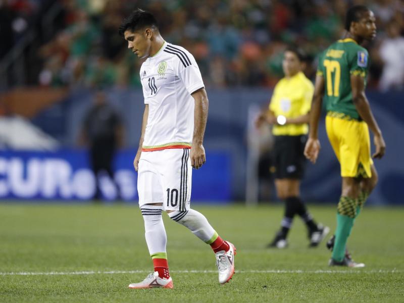 Mexikos Martín Barragán (l.) verlässt nach dem 0:0 gegen Jamaika enttäuscht den Platz