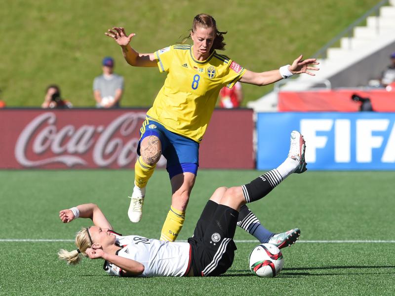 Schwedens Lotta Schelin bei der WM 2015 im Duell mit Alexandra Popp