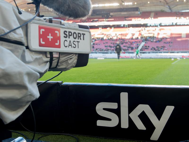 Eine Kamera von Sky/SportCast ist auf das Spielfeld gerichtet