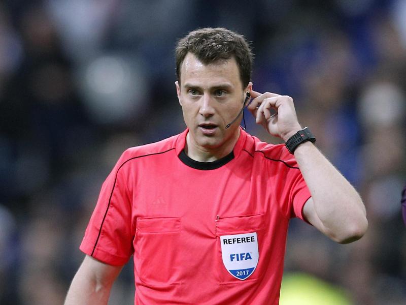 Felix Zwayer wird als erster Referee in Deutschland von einem Video-Assistenten unterstützt