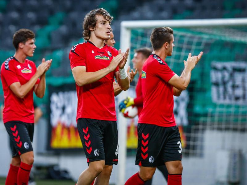 Freiburgs Spieler bedanken sich nach dem Europa-Aus bei ihren Fans