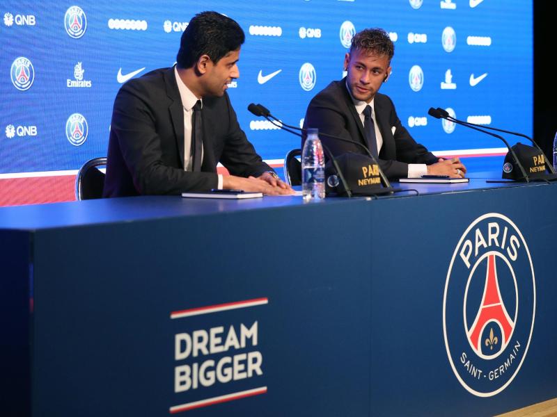 Neymar wurde in Paris von PSG-Präsident Nasser al-Chelaifi als neuer Spieler präsentiert