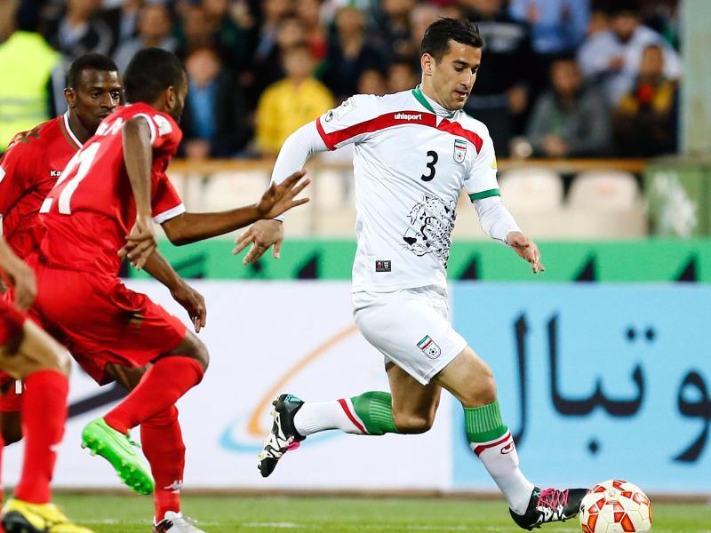 Ehsan Hajsafi (r) ist einer der beiden Nationalspieler Irans denen Ungemach vom eigenen Verband droht