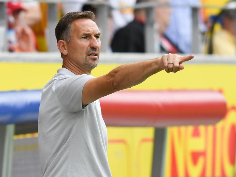 Regensburgs Trainer Achim Beierlorzer möchte noch ein oder zwei Spieler verpflichten