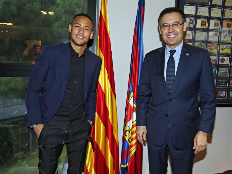 Barcelonas Klubchef Josep Maria Bartomeu (r.) ist enttäuscht von Superstar Neymar