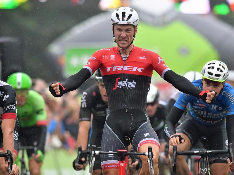 Der Belgier Edward Theuns bejubeln seinen Sieg der 4. Etappe der BinckBank-Tour Der Belgier Edward Theuns bejubeln seinen Sieg der 4. Etappe der BinckBank-Tour