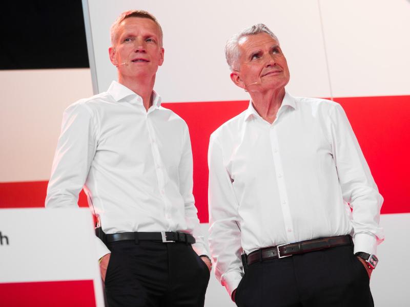 VfB-Präsident Wolfgang Dietrich (r) trennte sich von Sportvorstand Jan Schindelmeiser.