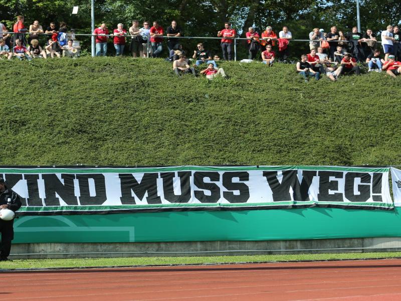 Fans von Hannover 96 machen beim DFB-Pokalspiel in Bonn ihrem Unmut gegenüber Vereinsboss Martin Kind Luft