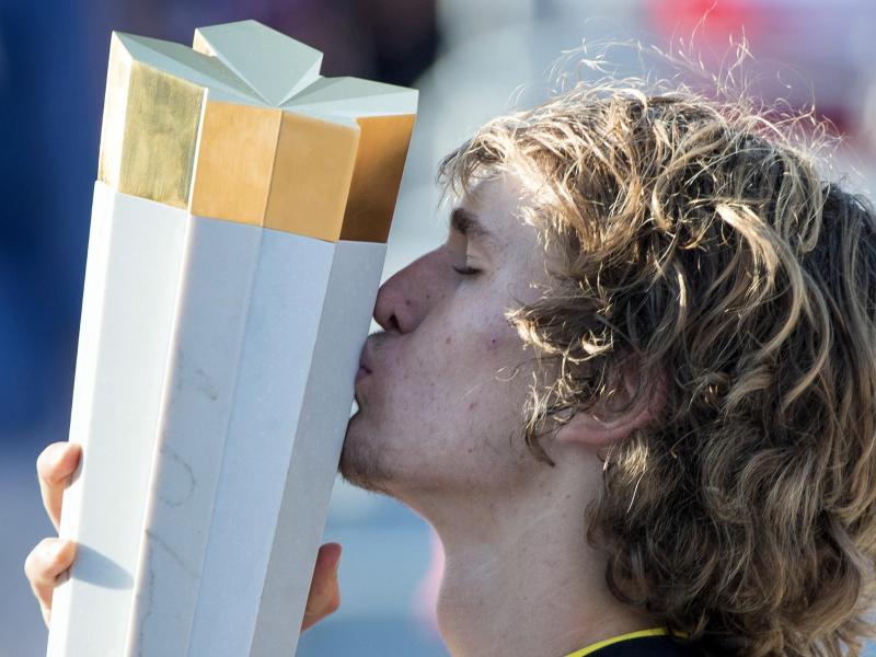 Kann vorerst weiter auf die Betreuung von Juan Carlos Ferrero bauen: Tennisprofi Alexander Zverev küsst die Trophäe
