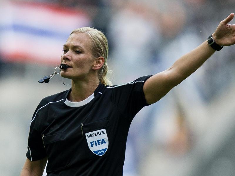 Wird am ersten keine Partie im Fußball-Oberhaus leiten: Schiedsrichterin Bibiana Steinhaus.