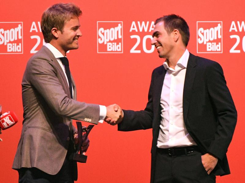 Weltmeister unter sich: Formel-1-Weltmeister Nico Rosberg (l.) ehrt Fußball-Weltmeister Philipp Lahm