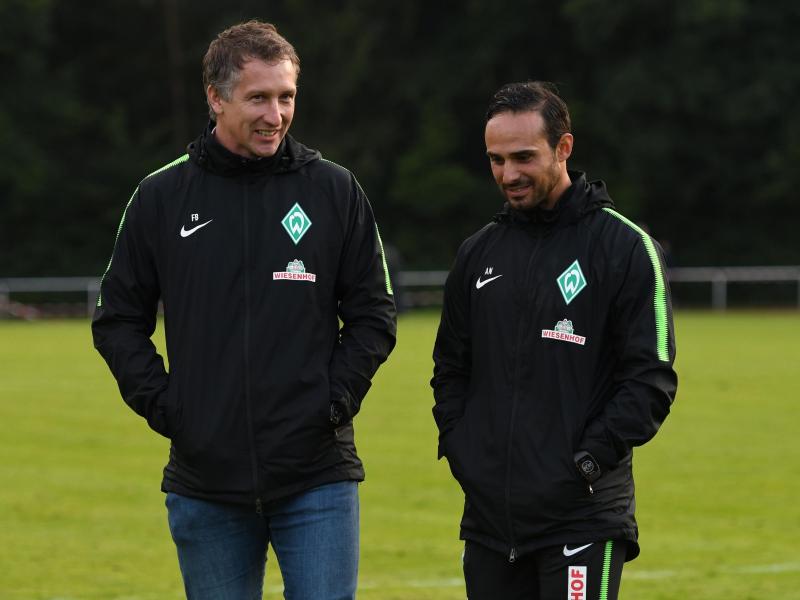 Werder-Geschäftsführer Frank Baumann (l) stärkt Trainer Alexander Nouri nach dem Fehlstart den Rücken