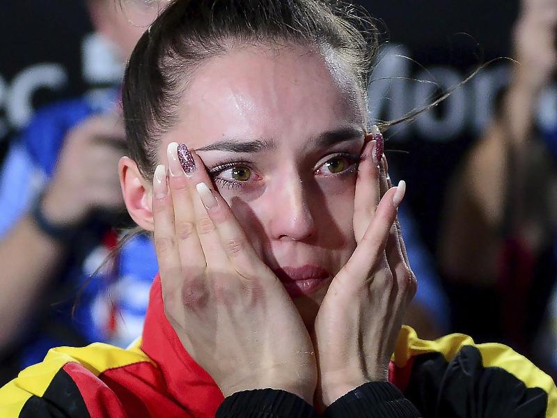 Pauline Schäfer kann ihren Triumph am Schwebebalken kaum fassen Pauline Schäfer kann ihren Triumph am Schwebebalken kaum fassen