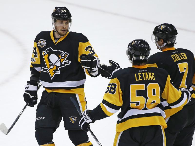 Tom Kühnhackl (l.) verbuchte seinen ersten Scorer-Punkt der Saison Tom Kühnhackl (l.) verbuchte seinen ersten Scorer-Punkt der Saison