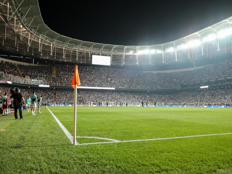 Nach dem Ausfall einer Hälfte der Stadionbeleuchtung gab es in Istanbul eine Spielunterbrechung