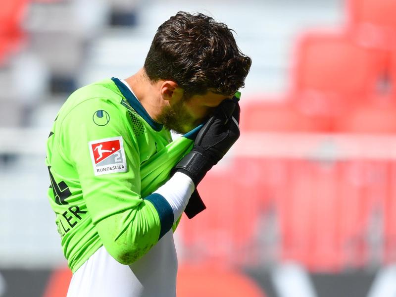 Torwart Marius Müller spielt mit dem 1. FC Kaiserslautern gegen den Abstieg