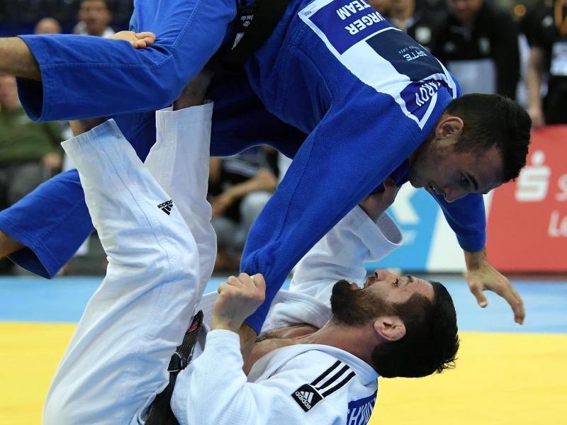 Hamburgs Orkhan Safarov (oben) kämpft im Halbfinale gegen Abensbergs Robert Mshvidobadze Hamburgs Orkhan Safarov (oben) kämpft im Halbfinale gegen Abensbergs Robert Mshvidobadze