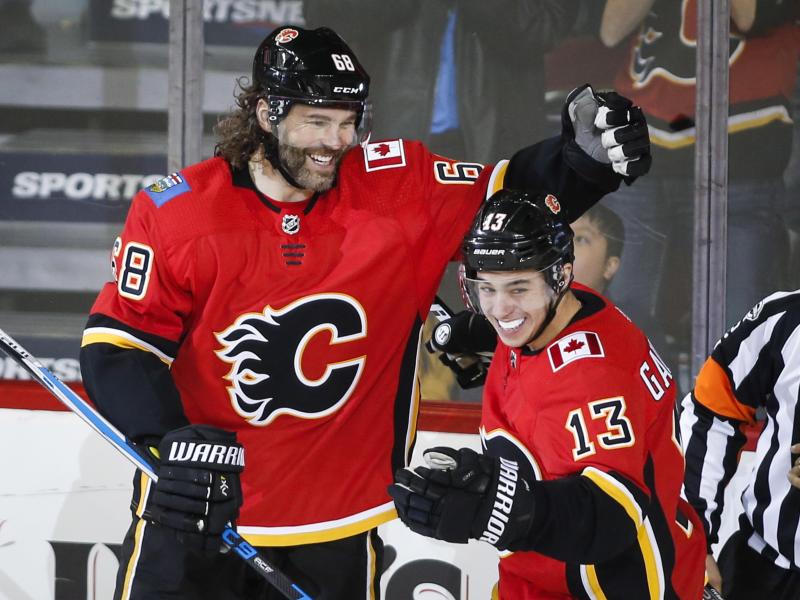 Jaromír Jágr von den Calgary Flames (l.) jubelt nach dem Treffer mit seinem Teamkollegen Johnny Gaudreau Jaromír Jágr von den Calgary Flames (l.) jubelt nach dem Treffer mit seinem Teamkollegen Johnny Gaudreau