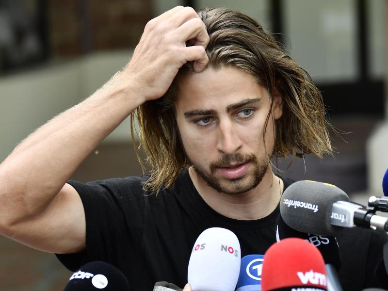 Peter Sagan stellt sich nach seinem Tour-Ausschluss in Vittel der Presse Peter Sagan stellt sich nach seinem Tour-Ausschluss in Vittel der Presse