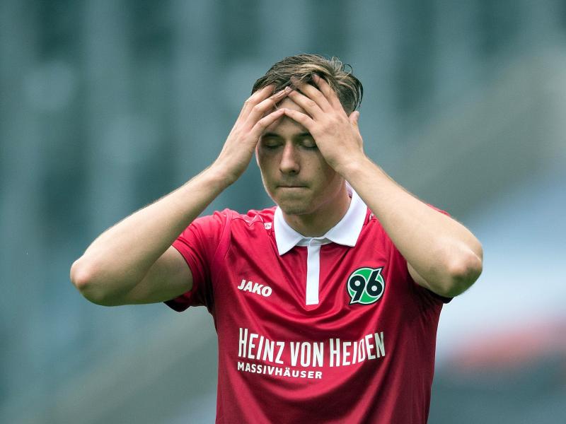 Waldemar Anton kehrte verletzt von der U21 nach Hannover zurück