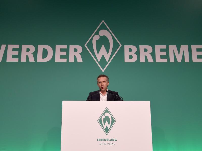 Werder-Sportchef Frank Baumann spricht auf der Mitgliederversammlung in Bremen