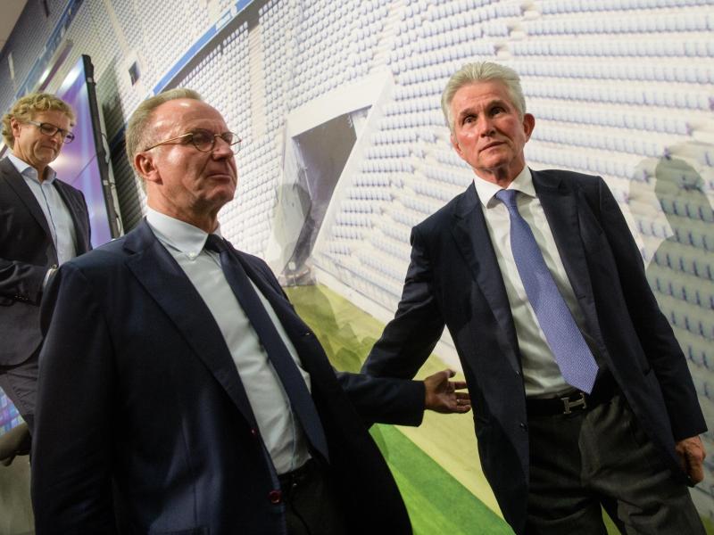 Bayern-Boss Karl-Heinz Rummenigge (l.) geht nicht von einem Verbleib von Trainer Jupp Heynckes aus