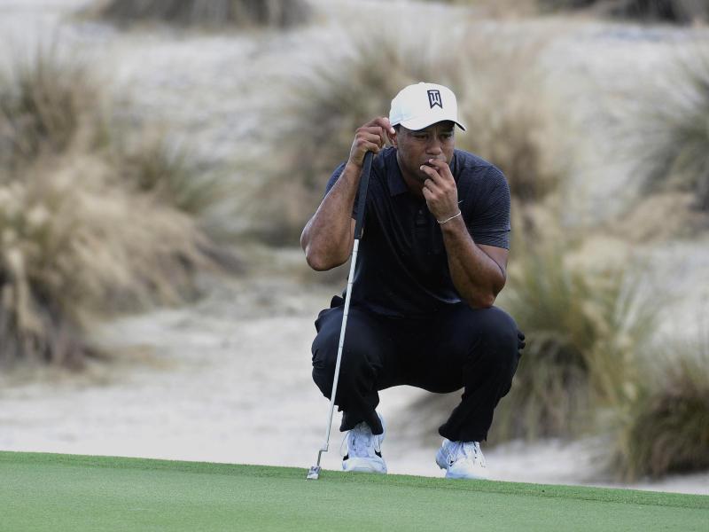 Tiger Woods schaut sich die Puttlinie ganz genau an. Foto: Dante Carrer Tiger Woods schaut sich die Puttlinie ganz genau an. Foto: Dante Carrer