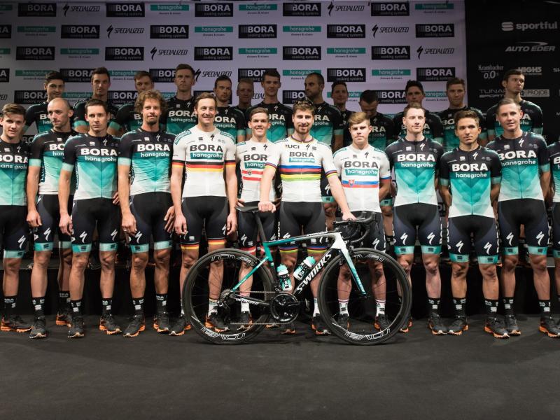 Das BORA-hansgrohe Team präsentiert das neue Trikot Das BORA-hansgrohe Team präsentiert das neue Trikot