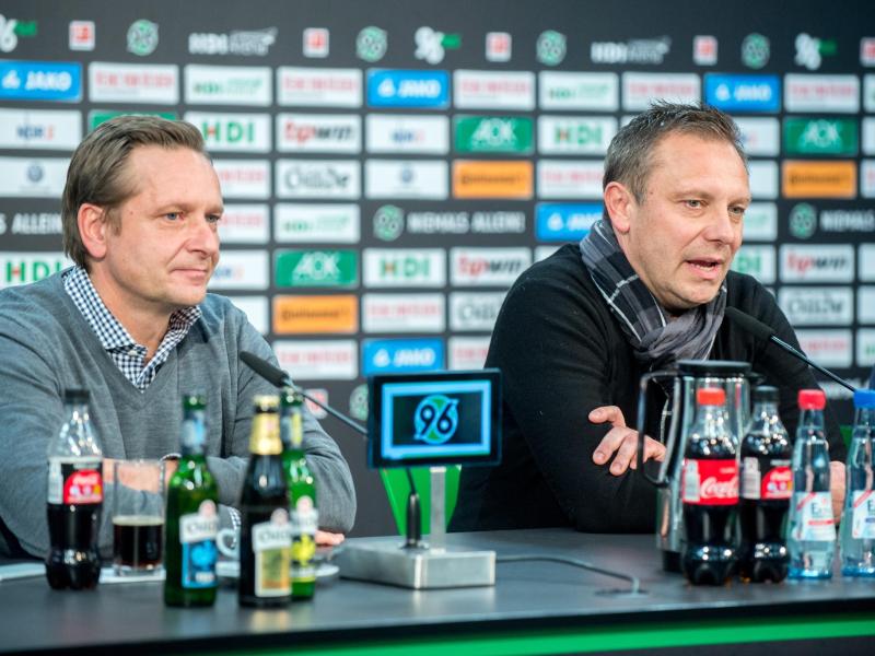 96-Sportdirektor Horst Heldt (li.) ist mit der Arbeit von Trainer André Breitenreiter sehr zufrieden