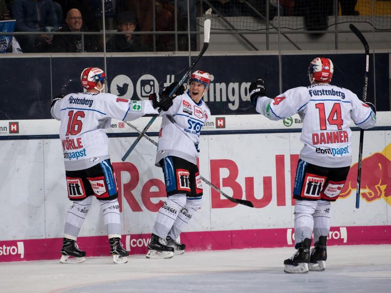 Die Schwenninger Wild Wings um Tobias Wörle, Kalle Kaijomaa und Simon Danner (l-r) sind das DEL-Überraschungsteam Die Schwenninger Wild Wings um Tobias Wörle, Kalle Kaijomaa und Simon Danner (l-r) sind das DEL-Überraschungsteam