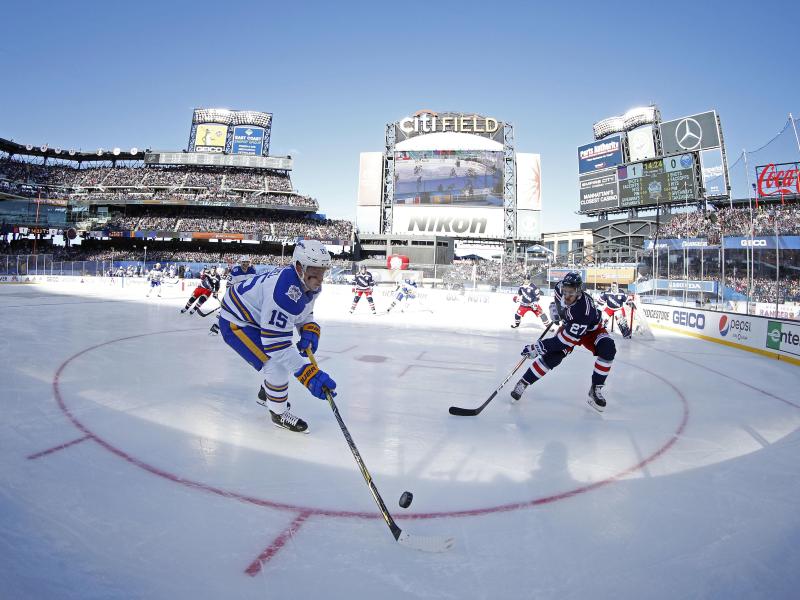 Buffalos Jack Eichel (l.) und Ryan McDonagh von den New York Rangers im Zweikampf Buffalos Jack Eichel (l.) und Ryan McDonagh von den New York Rangers im Zweikampf