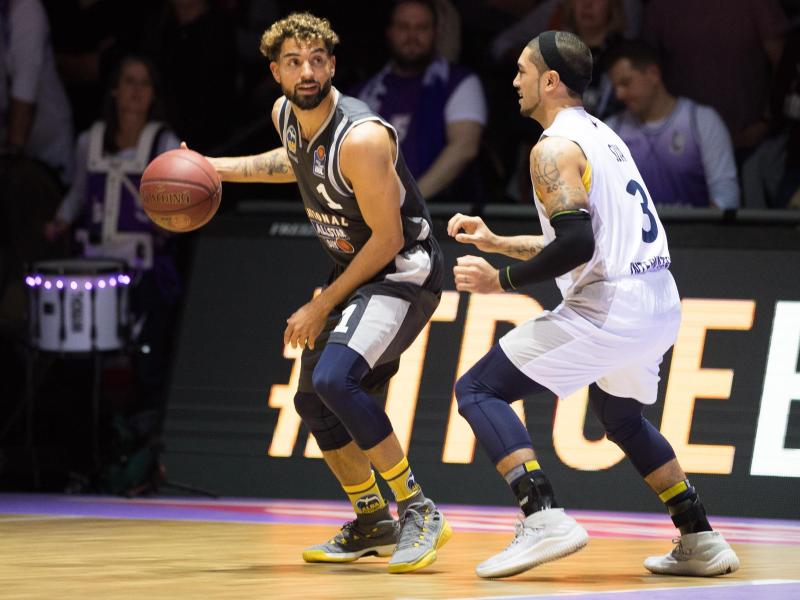 Joshiko Saibou (l.) vom Team National im Duell mit dem überragenden Peyton Siva vom Team International Joshiko Saibou (l.) vom Team National im Duell mit dem überragenden Peyton Siva vom Team International