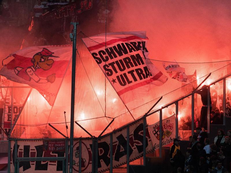Wegen zündelnder Fans muss der VfB Stuttgart eine saftige Strafe zahlen. Foto: Federico Gambarini