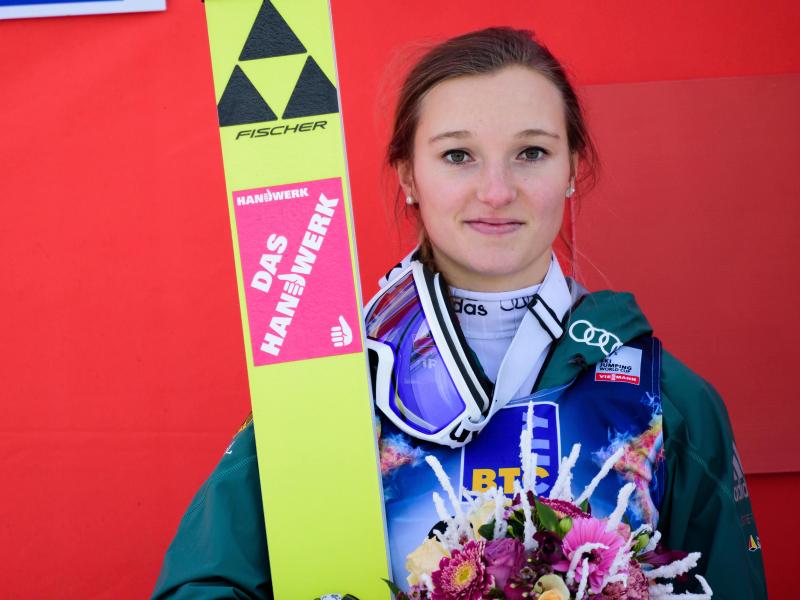Die Oberstdorferin Katharina Althaus freut sich über ihren Erfolg im slowenischen Ljubno Die Oberstdorferin Katharina Althaus freut sich über ihren Erfolg im slowenischen Ljubno