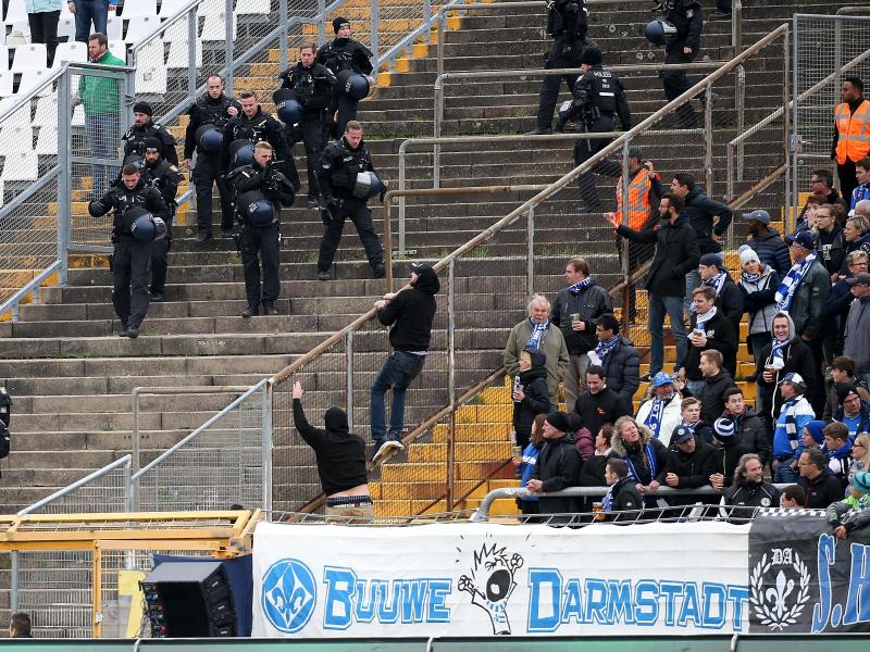 Anhänger von Darmstadt 98 versuchen beim Spiel gegen Holstein Kiel in den Gäste-Block zu gelangen