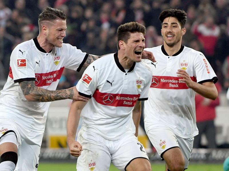 Mario Gomez (M.) trifft auf seinen Ex-Klub VfL Wolfsburg Mario Gomez (M.) trifft auf seinen Ex-Klub VfL Wolfsburg