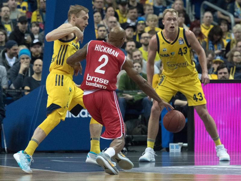 Bambergs Hickman (M) versucht sich gegen die Berliner Giffey (l) und Sikma (r) durchzusetzen Bambergs Hickman (M) versucht sich gegen die Berliner Giffey (l) und Sikma (r) durchzusetzen