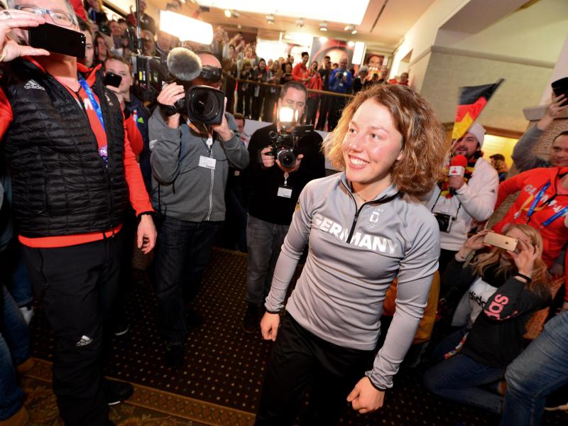 Olympiasiegerin Laura Dahlmeier wurde im Deutschen Haus gefeiert Olympiasiegerin Laura Dahlmeier wurde im Deutschen Haus gefeiert