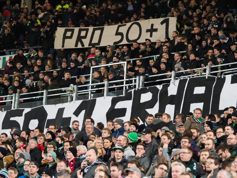 Fans von Hannover zeigen Plakate mit der Aufschrift 