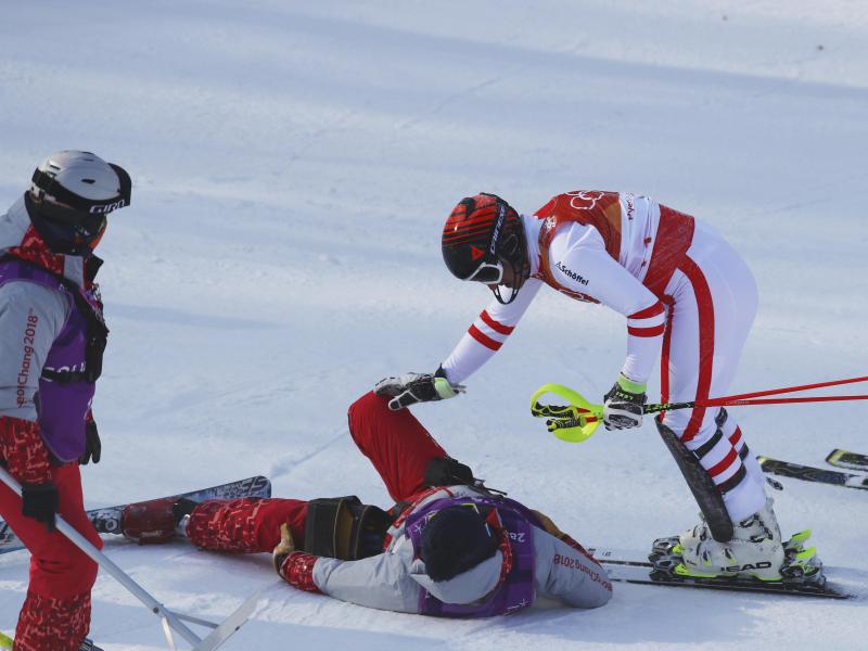 Matthias Mayer (r) kümmert sich nach einem Zusammenprall um einen am Boden liegenden Offiziellen Matthias Mayer (r) kümmert sich nach einem Zusammenprall um einen am Boden liegenden Offiziellen