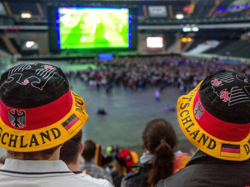 Das Bundeskabinett hat eine Verordnung beschlossen, die die Open-Air-Übertragung der WM-Spiele nach 22 Uhr erlaubt